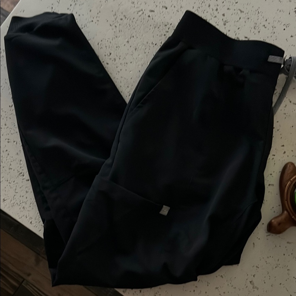 Fabletics black jogger medium
Scrub